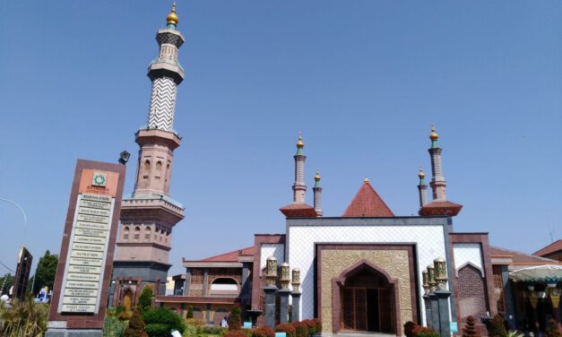 MASJID RAYA AT-TAQWA MILIKI PULUHAN KERAN WUDHU  DAN KAMAR MANDI PRIA