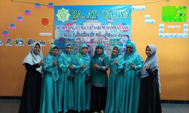 PERINGATI MAULID NABI DENGAN LOMBA MENDONGENG