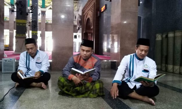 Bermunajat, Petugas At-Taqwa Gelar Yasinan di Jumat Pagi