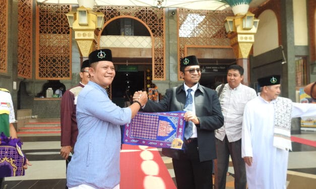 SHALAT JUMAT TETAP KHUSYU’ WALAU ADA ISU