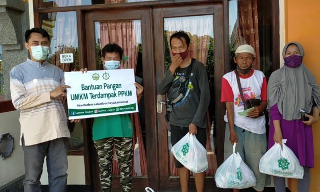 Bantu Warga Terdampak PPKM. LAZISWA At-taqwa Salurkan Sembako Kepada Pedagang Di Sekitar Alun-alun Kejaksan