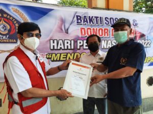 Pengurus Attaqwa Centre Cirebon H. Syaeful Badar mendapat penghargaan atas kepeduliaannya dengan berdonor darah sebanyak 65 kali