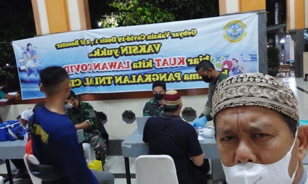 Mencari Berkah dan Sehat, Attaqwa Gelar Vaksinasi Bersama TNI AL untuk Jamaah