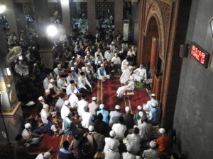 Jamaah Menyimak Tausiyah Buya Yahya di Masjid Raya At-Taqwa