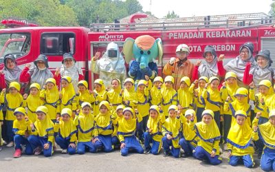 Serunya Outing Class Siswa RA At-Taqwa di Pemadam Kebakaran Kota Cirebon: Belajar Sambil Bermain!