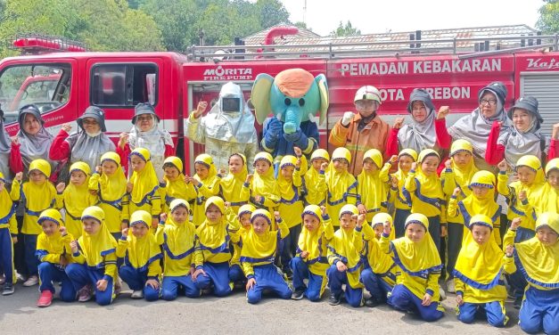 Serunya Outing Class Siswa RA At-Taqwa di Pemadam Kebakaran Kota Cirebon: Belajar Sambil Bermain!