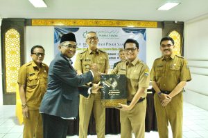 Dr. H. Ahmad yani, Memberikan Kenangan Perpisahan Ketua Umum At-Taqwa Centre yang lama