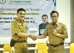 Simbolis Pisah Sambut Ketua Umum At-Taqwa Centre (Kiri; Ketua Baru-Dr. H. Iing Daiman, S.Ip., M.Si, | Kanan; Ketua Lama- Arif Kurniawan, ST.)