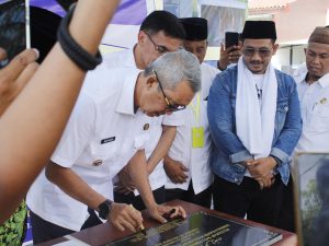 Penandatangan Prasasti Pembangunan Masjid As-Salam oleh PJ Wali Kota Cirebon, Drs. H. Agus Mulyadi, M.Si.