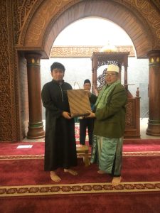 Pemberian Seperangkat alat Sholat & Mushaf Al-Quran Pelayanan Ikrar Muallaf At-Taqwa Centre Kota Cirebon