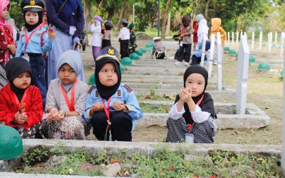 Tabur Bunga Tebar Do’a; Siswa-Siswi RA Tahfizh Quran At-Taqwa Peringati Hari Pahlawan di TMP Kesenden