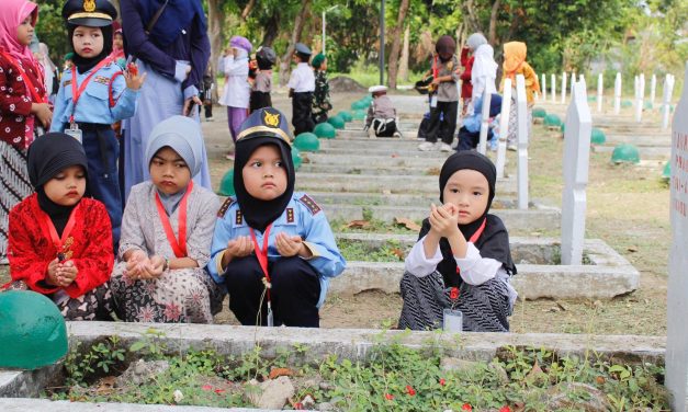 Tabur Bunga Tebar Do’a; Siswa-Siswi RA Tahfizh Quran At-Taqwa Peringati Hari Pahlawan di TMP Kesenden