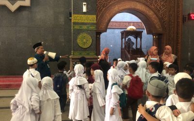 At-Taqwa Cirebon beri Wisata Edukasi Masjid bagi Siswa RA Imam Bonjol; mengenalkan Keindahan Arsitektur, Nilai & Simbol Islam dengan Karakteristik Cirebon