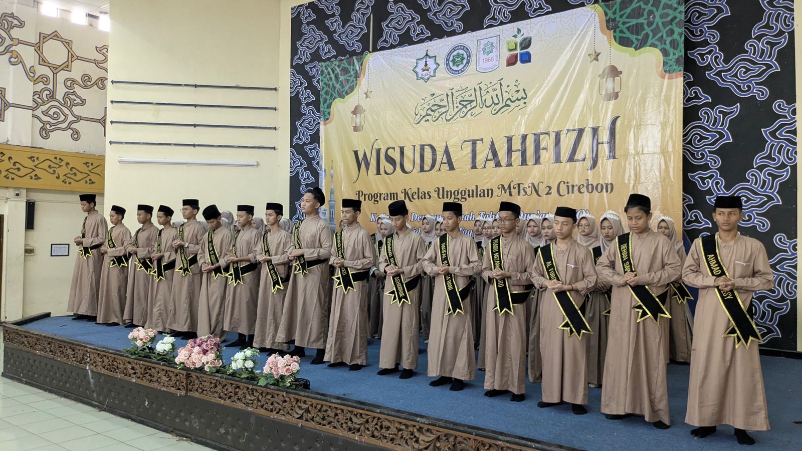 Wisuda Tahfizh Camp RTQ At-Taqwa dengan siswa-siswa Program kelas Unggulan MTsN 2 Cirebon