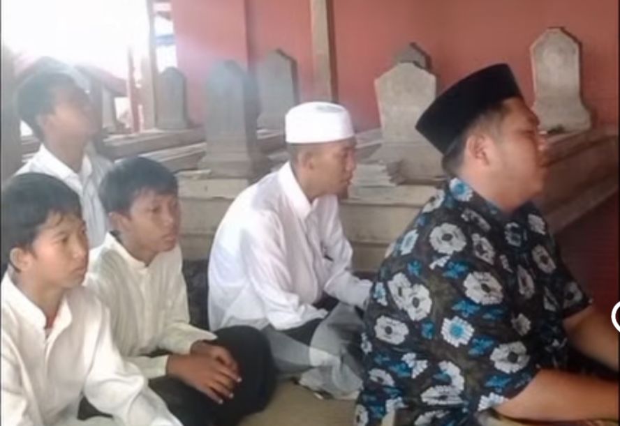 Remaja Masjid At-Taqwa Healing Islami dengan ziarah ke Makam Sunan Gunung Jati