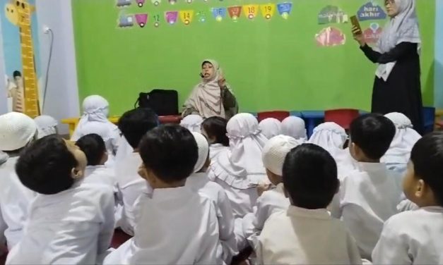 Mendongeng Kisah Isra Mi’raj di RA Tahfizh At-Taqwa; Para siswa Senang Menyimak Kisah Nabi Muhammad SAW