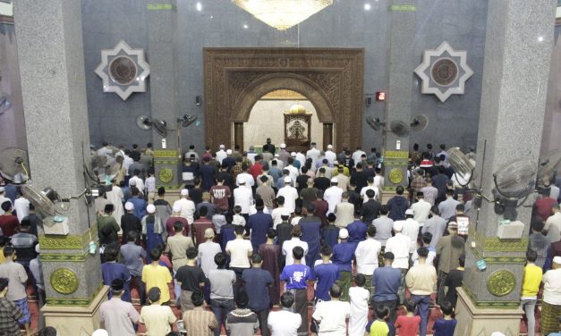 Masjid Raya At-Taqwa Kota Cirebon Gelar Tarawih Perdana, Ribuan Jamaah Antusias Menyambut Ramadhan