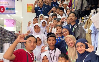 Tebar Kebahagiaan, UPZ Masjid At-Taqwa Ajak Puluhan Anak Yatim Belanja Baju Lebaran dan Buka Puasa Bersama