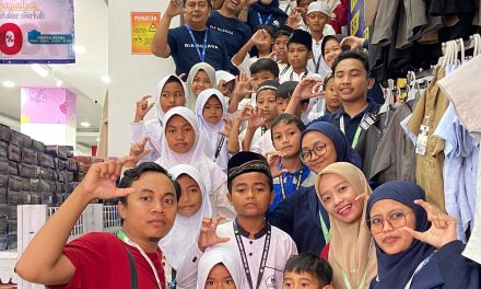 Tebar Kebahagiaan, UPZ Masjid At-Taqwa Ajak Puluhan Anak Yatim Belanja Baju Lebaran dan Buka Puasa Bersama