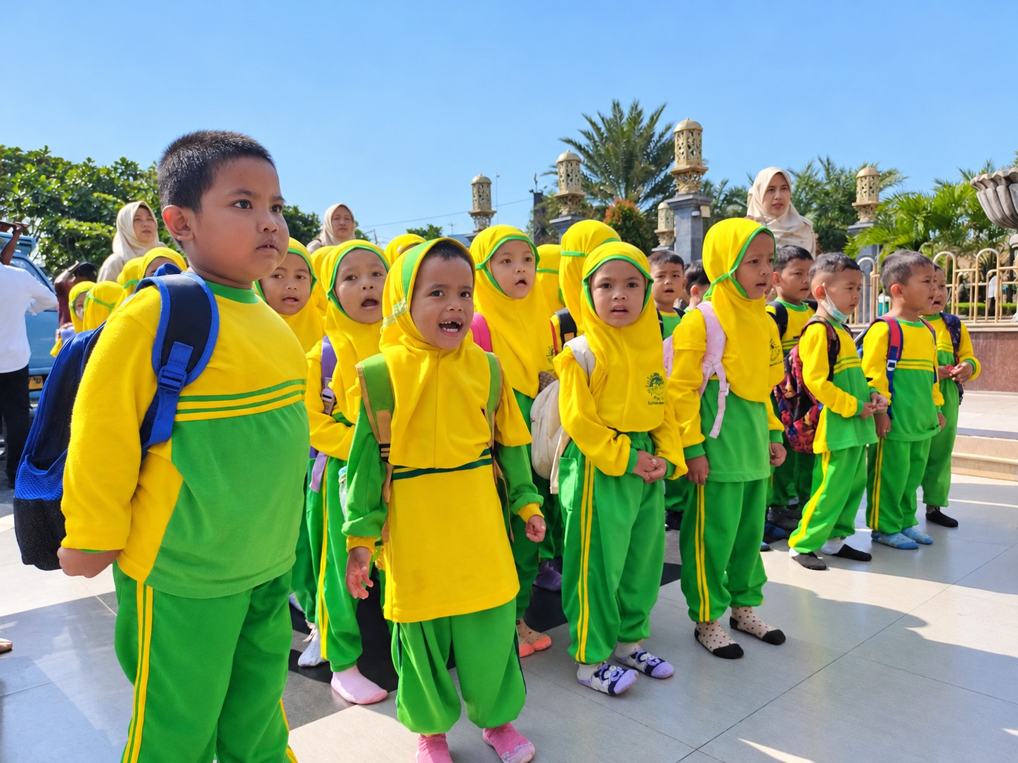 Siswa RA Asy Syukron mengikuti kunjungan edukasi di Masjid Raya At-Taqwa Kota Cirebon.