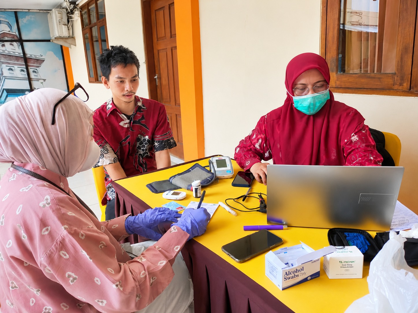 Pelayanan Pemeriksaan Kesehatan Gratis di At-Taqwa Centre Petugas Puskesmas Nelayan melayani pemeriksaan kesehatan dan pencatatan data peserta dalam kegiatan cek kesehatan gratis di Masjid Raya At-Taqwa Kota Cirebon.